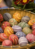 Oeufs d&eacute;coratifs dans un panier printanier